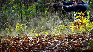 Arad: Un vânător aflat la braconaj s-a împuşcat mortal în cap