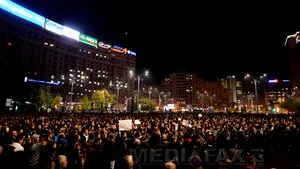 În Piaţa Universităţii s-a împărţit ”Ziarul Colectiv”. Primul text îi aparţine lui Adrian Rugină, toboşarul trupei ”Bucium”, mort în incendiu: 