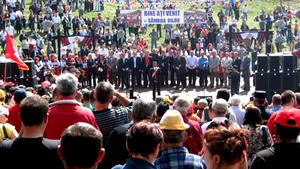 La Sâmbra Oilor, Băsescu şi Geoană s-au întâlnit doar pe scenă - GALERIE FOTO
