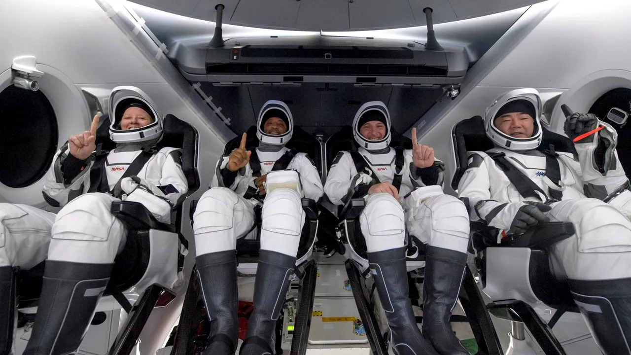 SpaceX va da drumul turismului spaţial