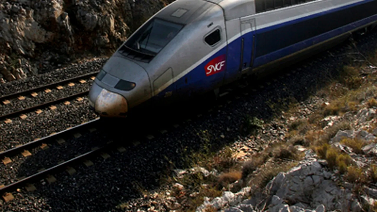 Un francez a scăpat nevătămat după ce un TGV a trecut pe deasupra sa în timp ce dormea