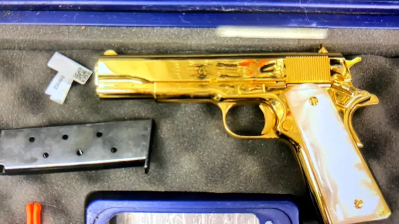 O femeie din SUA a fost arestată pe aeroportul din Sydney după ce un pistol de aur a fost găsit în bagajul ei
