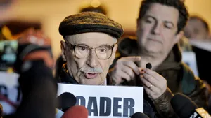 MITINGUL actorilor în Piaţa Victoriei. Rebengiuc: Doi golani au făcut un program de guvernare, pe un sistem Caritas, şi iată că falimentul e aici/ Ion Caramitru: I-am cerut o audienţă premierului