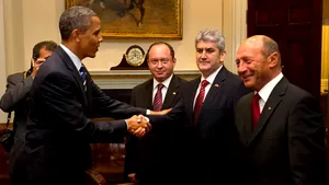 Fotografia trucată cu strângerea de mână dintre Obama şi Oprea a ajuns în presa străină / Cele mai amuzante trucaje ale pozei 