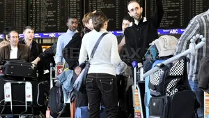 Mii de pasageri, blocaţi pe aeroporturi din Europa din cauza ninsorii
