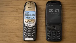 Tot mai mulţi utilizatori renunţă la smartphone-uri. Nokia a lansat din nou „cărămida” 6310, la aniversarea celor 20 de ani