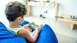 Copiii români sunt obosiți, stau prea mult pe telefon și vor mai mult timp cu familia / Cum arată ziua unui elev, după ultimul studiu al „Salvați Copiii”