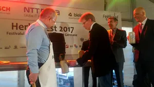 Emil Boc a dat cep unui butoi cu bere şi a ciocnit o halbă cu ambasadorul Germaniei, la Festivalul de Toamnă | FOTO, VIDEO