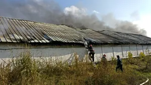 Incendiu puternic la o hală de materiale plastice - FOTO, VIDEO