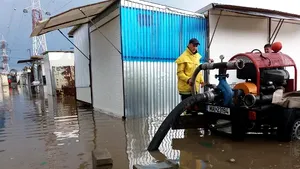 Suceava: O ploaie torenţială a inundat curţi şi subsoluri, între care ale clădirilor IPJ, AJOFM - FOTO