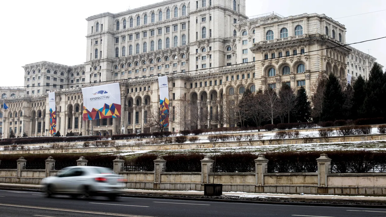 Caz bizar. Spargere la Parlament. Bărbatul beat care a confundat hotelul cu Palatul Parlamentului a fost reţinut