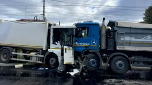 Accident grav în Ilfov: Un camion a lovit o autospecială de salubritate. Un șofer are ambele picioare fracturate