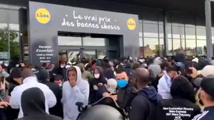 O mulţime de oameni a fost dispersată cu gaze lacrimogene la deschiderea unui nou magazin Lidl în Franţa. Magazinul vindea PS4 cu 95 de euro