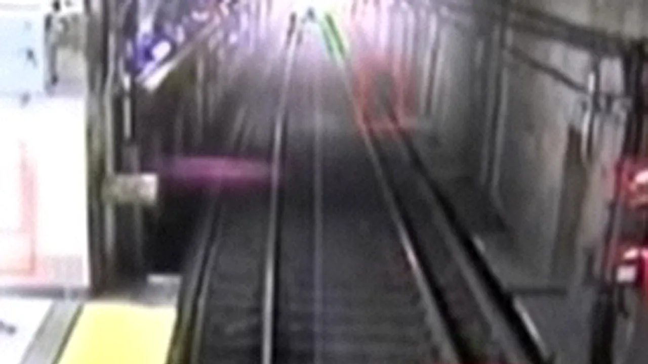 A scăpat cu viaţă, după ce a căzut beată pe şinele metroului!  - VIDEO