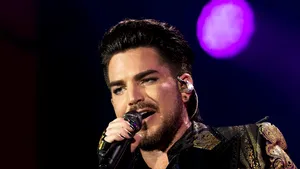 Adam Lambert a lansat fundaţia ”Feel Something”, în sprijinul comunităţii LGBTQ+