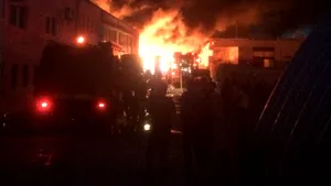 Garda de Mediu face verificări după incendiul din Hunedoara. Fumul gros, vizibil de la 10 kilometri | FOTO