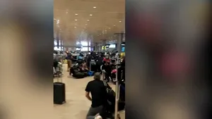 VIDEO Alertă cu bombă din cauza unui suvenir. O familie a provocat haos pe aeroport