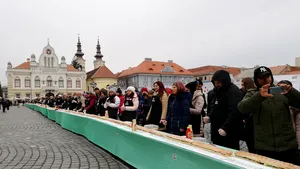 Cel mai mare sandwich din România, de 101 metri, realizat în centrul Timişoarei | GALERIE FOTO, VIDEO