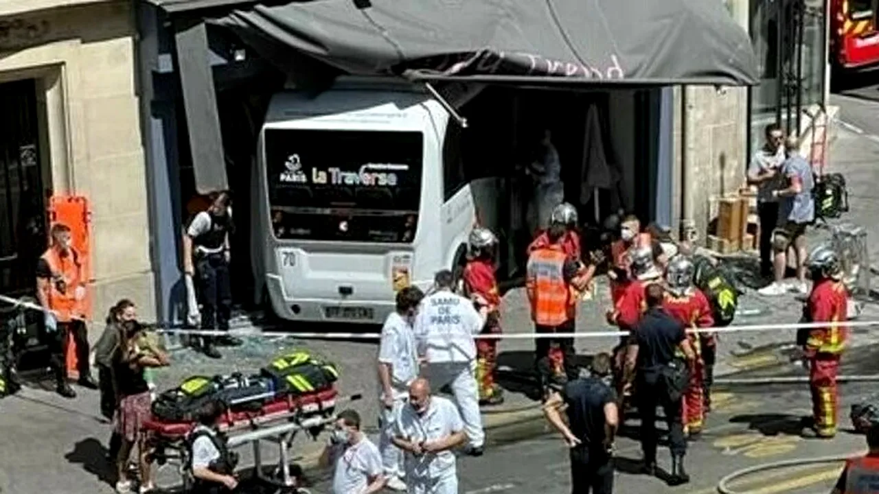Un autocar a intrat într-un magazin de haine la Paris: 7 răniţi, din care 2 în stare gravă