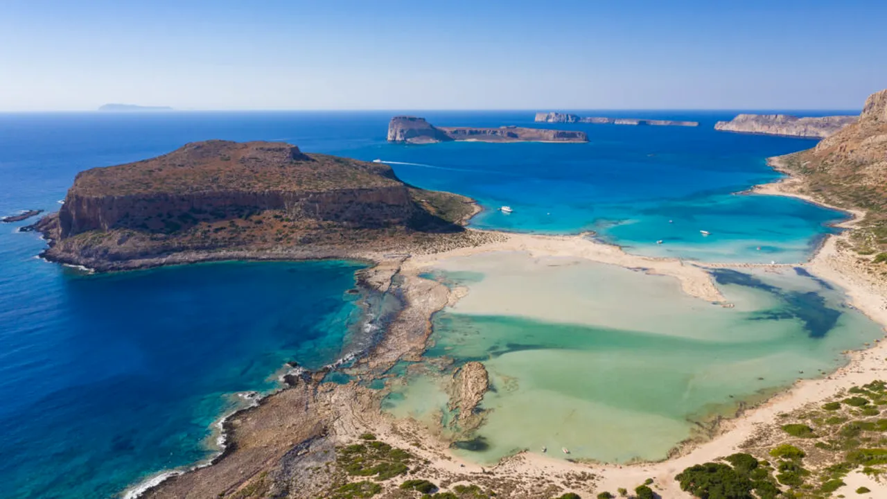 Grecia închide ușa supraturismului pe 251 de plaje: fără șezlonguri, umbrele și beach baruri. Iată unde