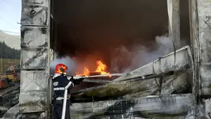 Incendiu cu mari degajări de fum la un depozit de vopseluri. A fost emis un mesaj Ro-Alert