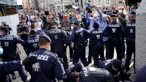 Proteste în mijlocul unei capitale mari din Europa. Cetăţenii au cerut demisia Guvernului