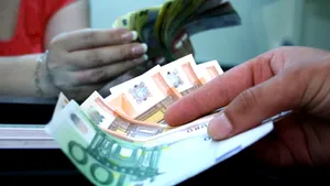 Euro coboară sub pragul de 3,6 ron