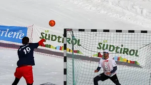 Handbal pe zăpadă, turneul inedit organizat în luna februarie în Maramureş. Competiţia se adresează inclusiv amatorilor