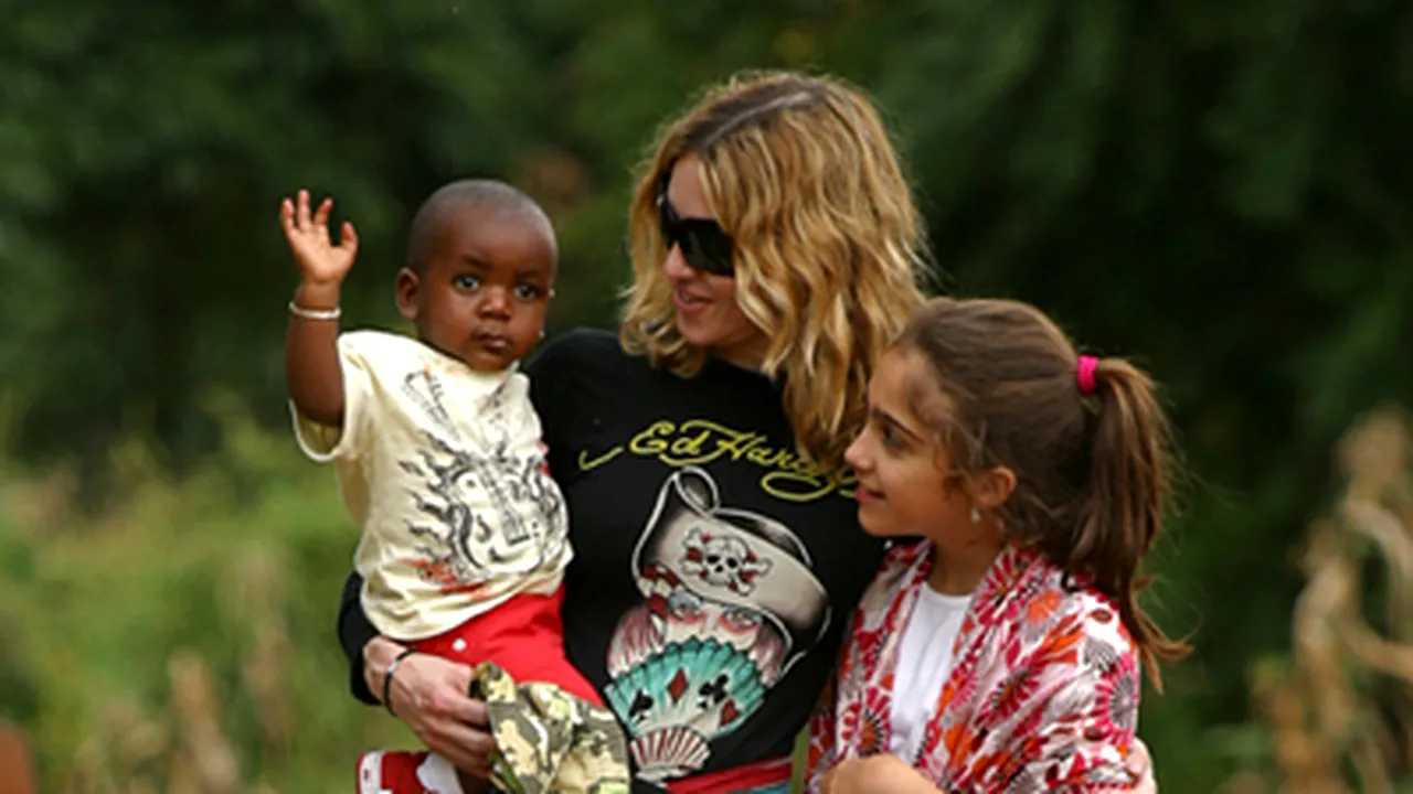Fetiţa adoptată de Madonna a ajuns la Londra