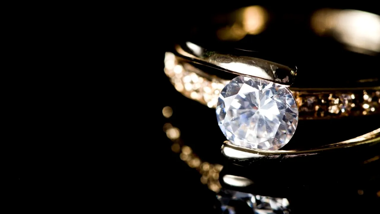 Trei inele cu diamant, furate sub ochii angajaților într-un magazin din Piatra Neamț