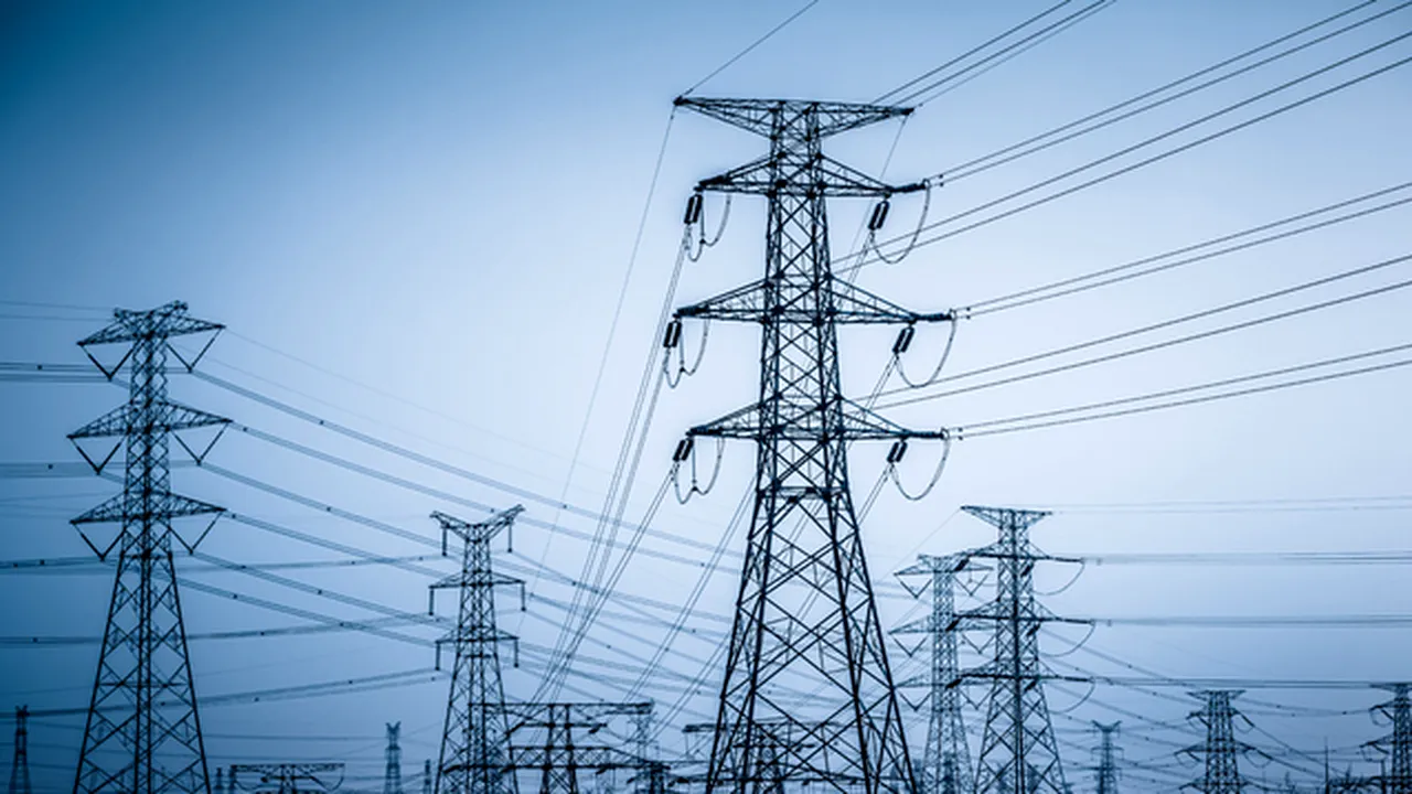 Aproape 3.000 de consumatori au rămas fără energie electrică în urma unei furtuni în Bacău