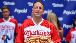 Tradiții bizare de 4 Iulie. Cum a ajuns mâncatul de hot-dog un concurs național urmărit de milioane de americani