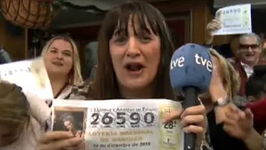Momentul în care o jurnalistă află că a câştigat la Loto, în timpul unei transmisiuni LIVE.  A anunţat că demisionează, apoi şi-a cerut scuze 