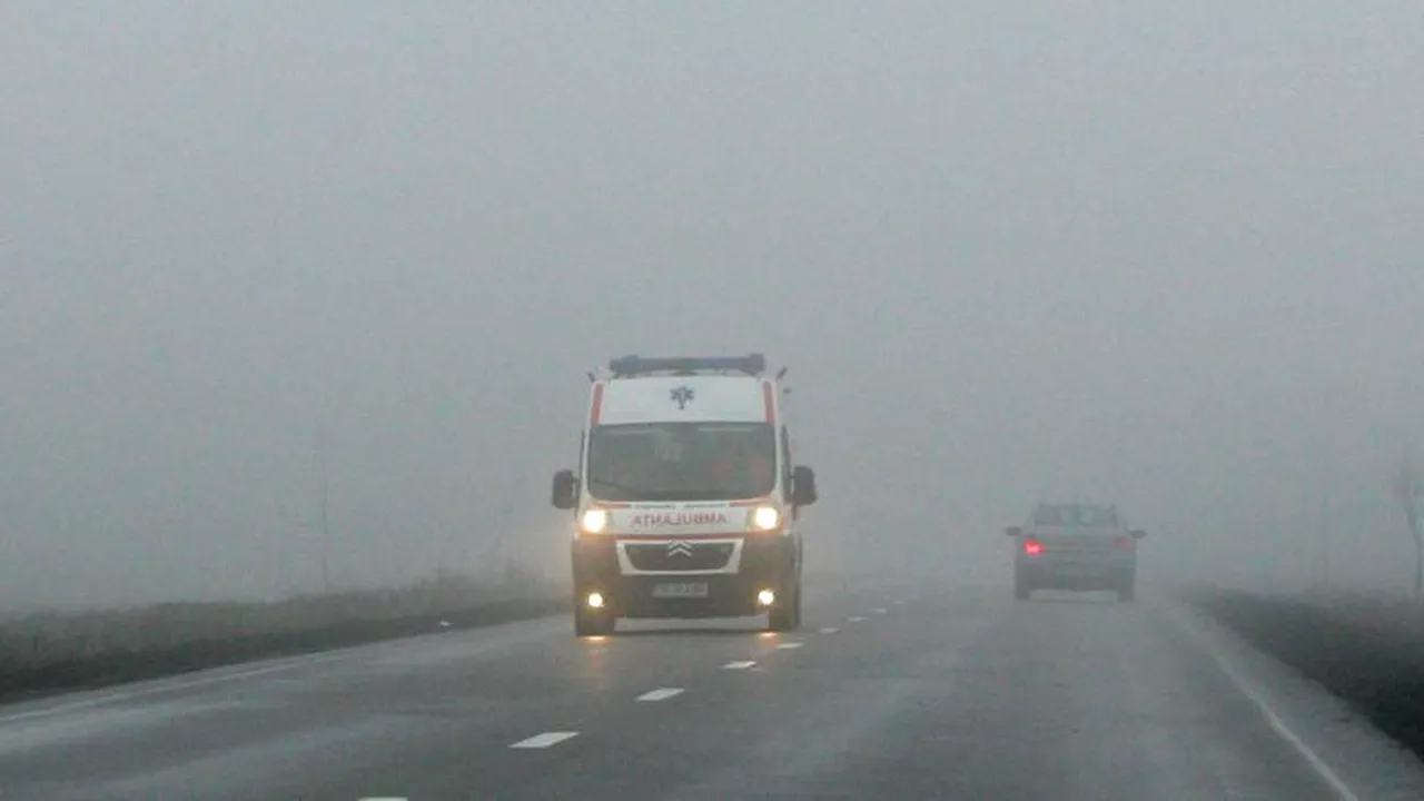 Infotrafic: Ceaţă densă pe drumuri din patru judeţe. Vizibilitatea e sub 150 de metri