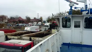 Timpul de traversare a Dunării cu bacul s-a dublat, după ce un feribot s-a stricat: ”Suntem clienţi captivi, nu avem ce face” - FOTO