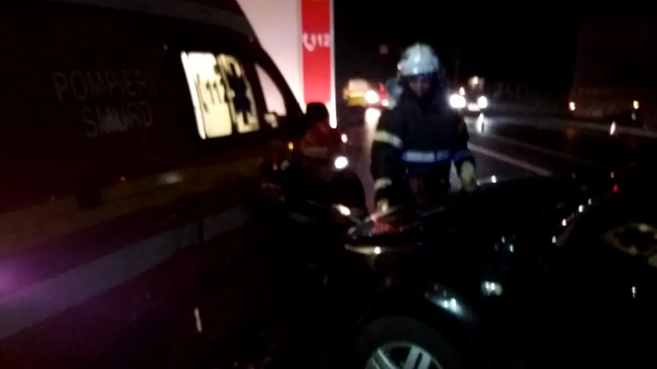 Incident grav: Un pompier care intervenea la un accident, lovit de o maşină care a intrat în ambulanţă