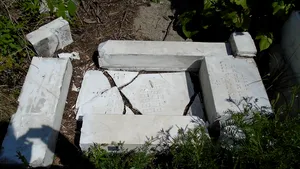 Morminte şi cruci din curtea unei biserici, distruse în Covasna. Cine este suspectul principal 