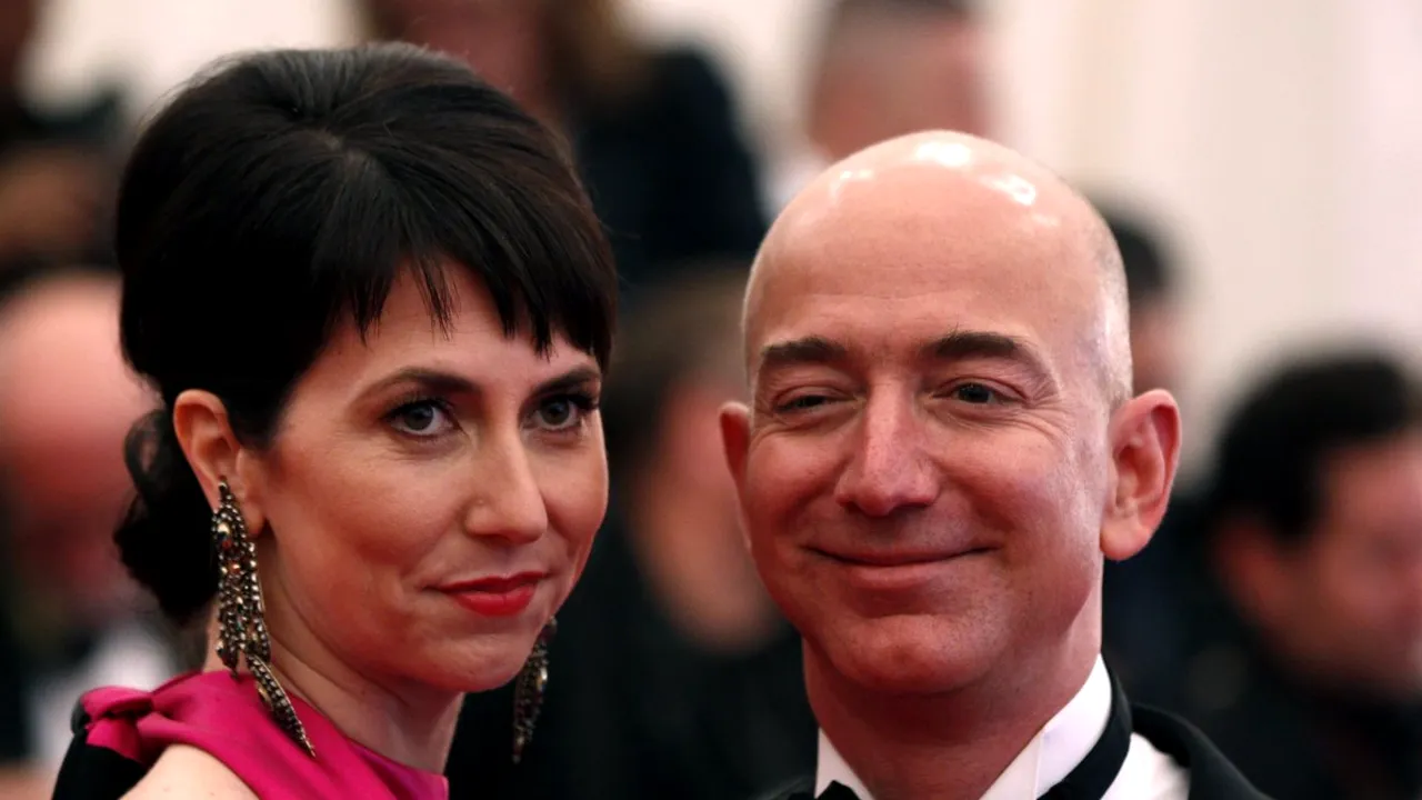 Cum arată cel mai bogat cuplu din istoria lumii, Jeff şi MacKenzie Bezos: S-au cunoscut la muncă, au fost logodiţi după trei luni şi au o avere mai mare decât oricine altcineva din lume