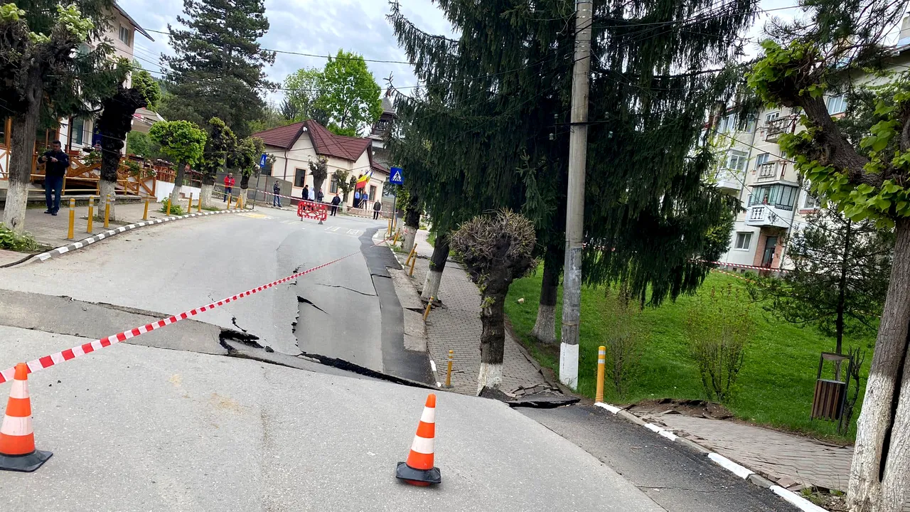 Situaţie de urgenţă la Slănic. Craterul apărut în oraş - autorităţile din Prahova vor să facă noi evacuări ale populaţiei 