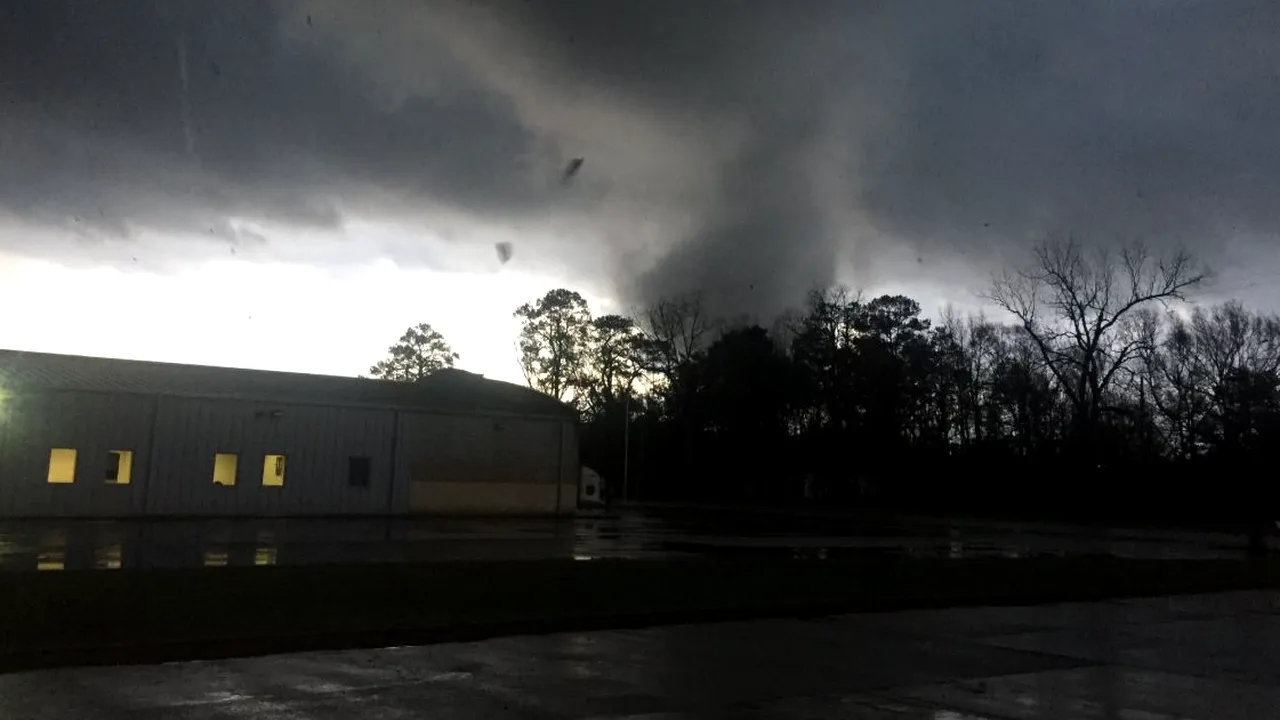 Vreme extremă în SUA: Cel puţin trei persoane au murit după ce două state americane au fost lovite de tornade. VIDEO