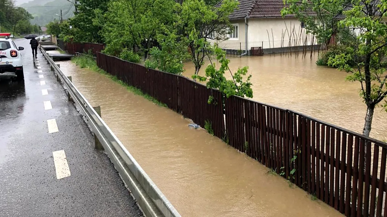 Bilanţ după codul ROŞU de inundaţii: Pompierii au intervenit în sute de gospodării/ Zeci de persoane au fost evacuate