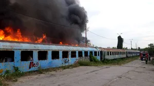 Trei vagoane de tren au ars în zona Giuleşti. Incendiul a afectat nouă vagoane VIDEO