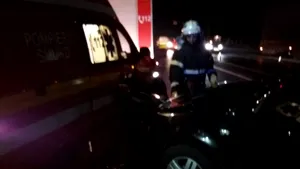 Incident grav: Un pompier care intervenea la un accident, lovit de o maşină care a intrat în ambulanţă