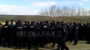 Chevron: Luni dimineaţă au început lucrările la Pungeşti. Manifestanţii au reclamat intervenţia în forţă a jandarmilor. Mai multe efective s-au retras. Drumul judeţean, BLOCAT cu garduri metalice - FOTO