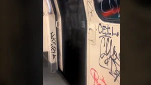 Anchetă la Metrorex după ce un metrou a circulat cu uşile deschise