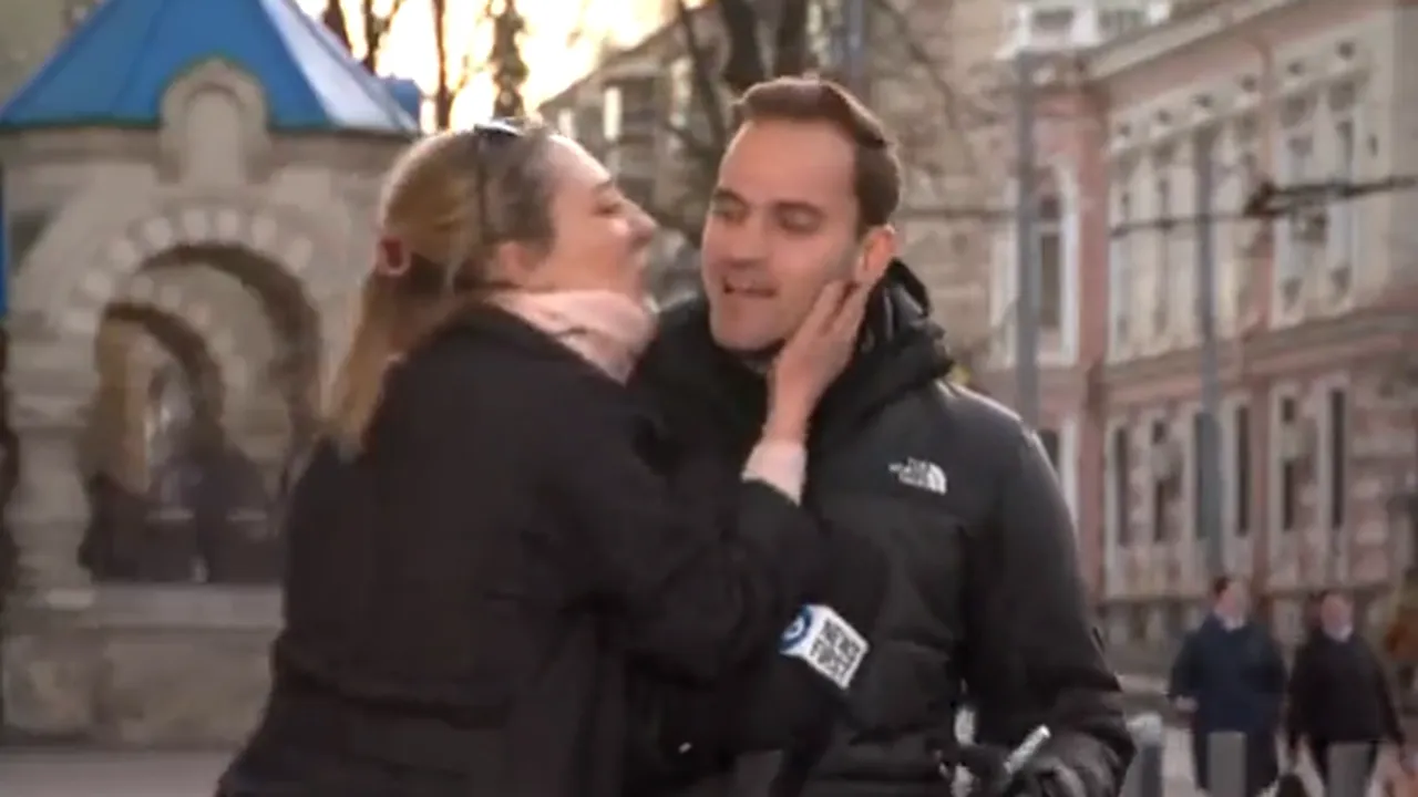 Un jurnalist australian de război a păţit-o paşnic la Chişinău: a fost sărutat în direct la TV