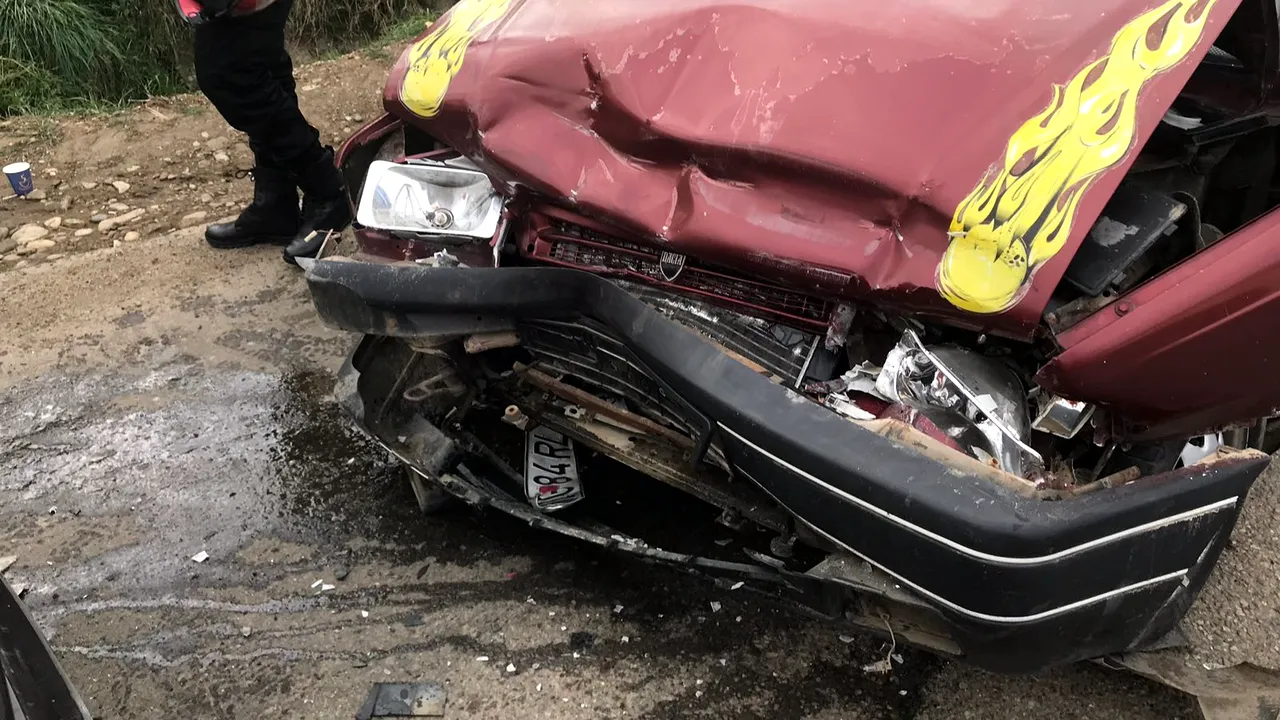 Şase persoane, între care un copil, au fost rănite în urma coliziunii dintre două maşini 