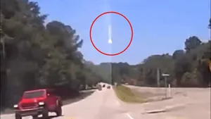 Un meteorit a căzut peste o casă în SUA. Oamenii de știință spun că roca e mai „bătrână” decât Pământul
