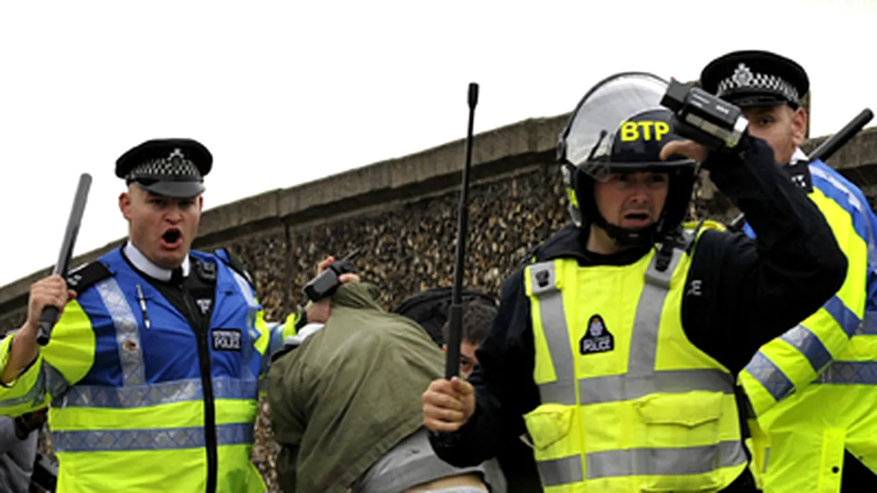 Londra: Zece persoane arestate, în urma unei manifestaţii în apropierea unei moschei - GALERIE FOTO