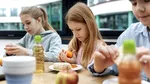 Ce se ascunde în farfuria copiilor la școală. Un criminolog italian a analizat cantinele